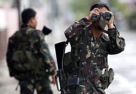 Binocular in Tagalog .